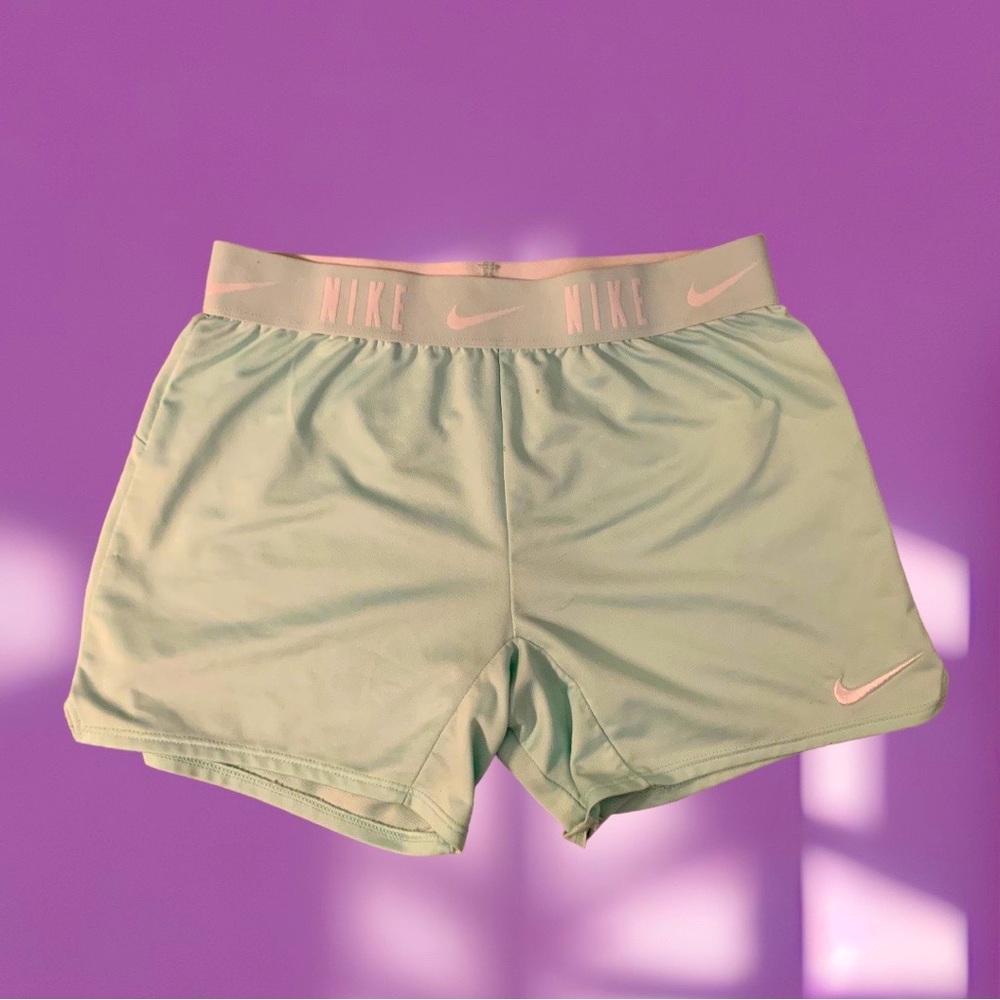 Nike Girls Dri-Fit Spring Trophy 6” shorts size Medium